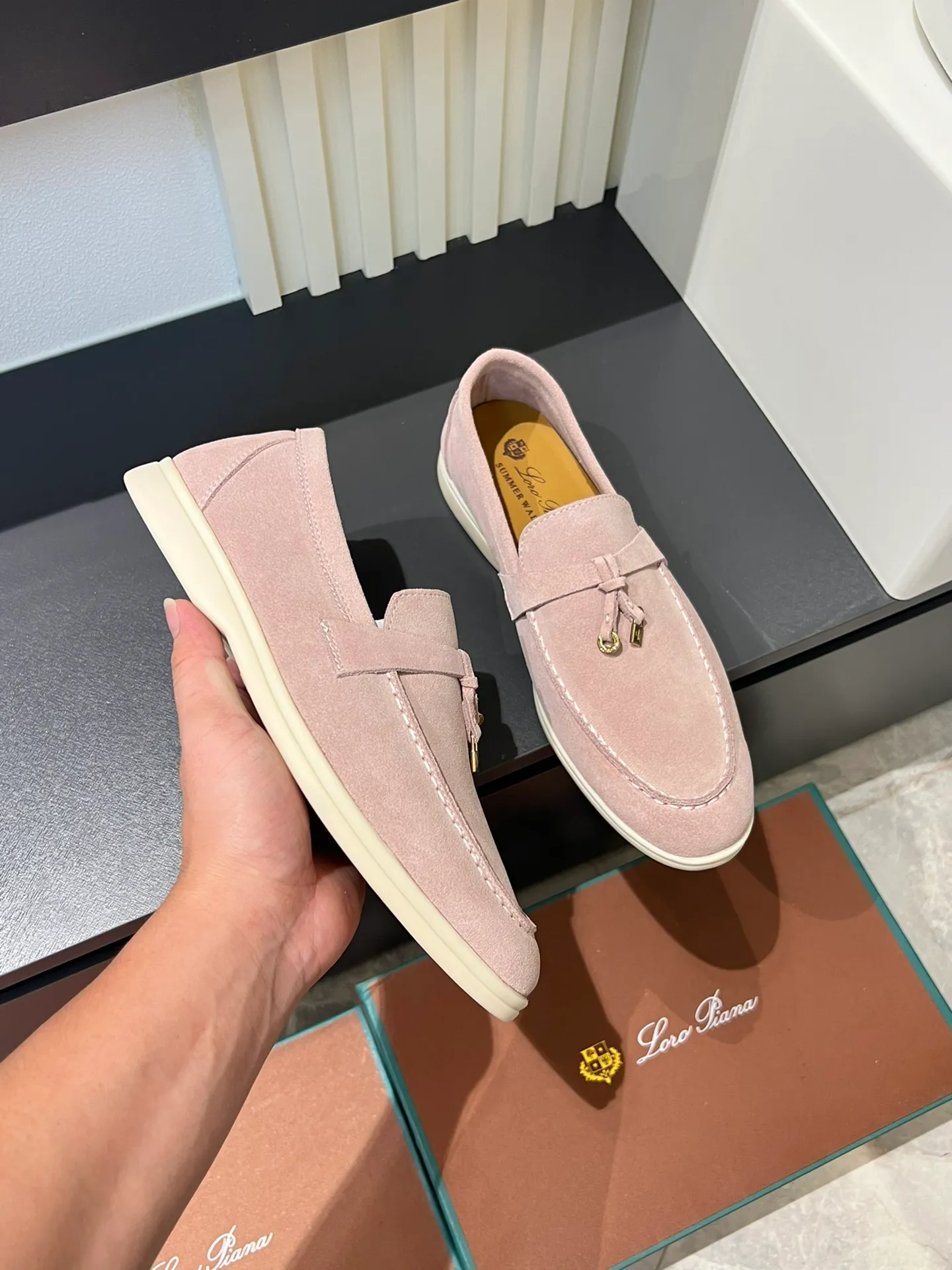 Men's shoes 💰p360 "Loro men's shoes 💰pian'*" Classic L men's shoes for couples 💰p Top version British flat loafers, a must-have item in old money style, the minimalist design is eye-catching and durable, a plus point for dressing The soft foot feel and texture are outstanding. They don’t scratch your feet and are very nice. They are matched with soft and waxy soles. They can be worn daily for a long time without getting tired. They are easy to wear, versatile and classic items, with perfect foot feel and texture! Imported cashmere fabric, the lining is made of imported A-grade water-dyed cow lining, the top version of the genuine leather midsole is sewn with pure handmade mark thread! Size: Female 35-40 (34. Customized) Male 38-44 (45.46. Customized)